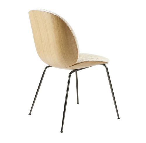 GUBI Beetle Esszimmerstuhl mit konischem Gestell SH: 43,5 cm – Gestell aus antikem Messing/Walnussschale/Belsuede