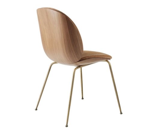 GUBI Beetle Esszimmerstuhl mit konischem Gestell SH: 43,5 cm – Gestell aus antikem Messing/Walnussschale/Belsuede