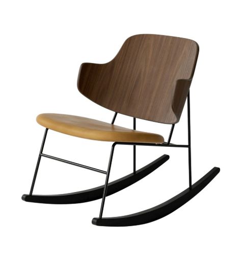 Audo Copenhagen The Penguin Schaukelstuhl SH: 42 cm – Walnuss/Leder Cognac