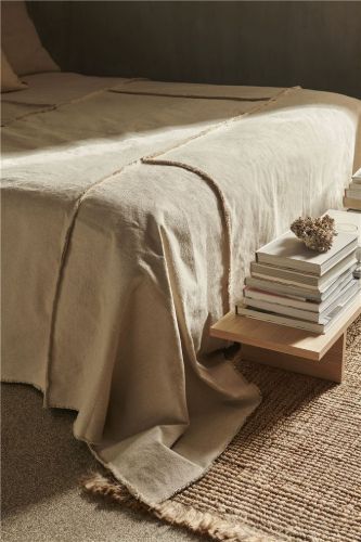 Ferm Living Offset-Tagesdecke 272 x 264 cm – gebrochenes Weiß