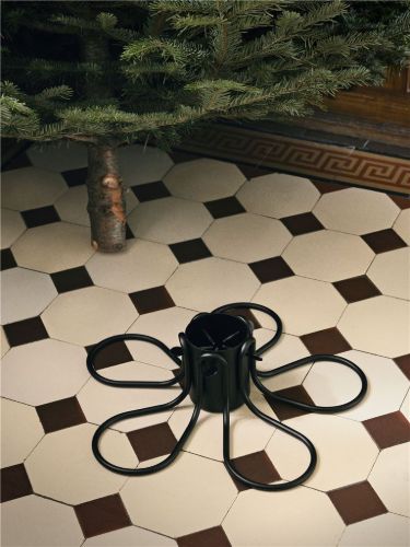 Ferm Living Flake Weihnachtsbaumständer H: 13,6 cm – Schwarz/Eisen