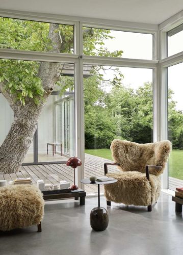 &Tradition Wulff ATD2 Lounge Chair inkl. Pouf SH: 41 cm - Walnuss / Schaffellhonig