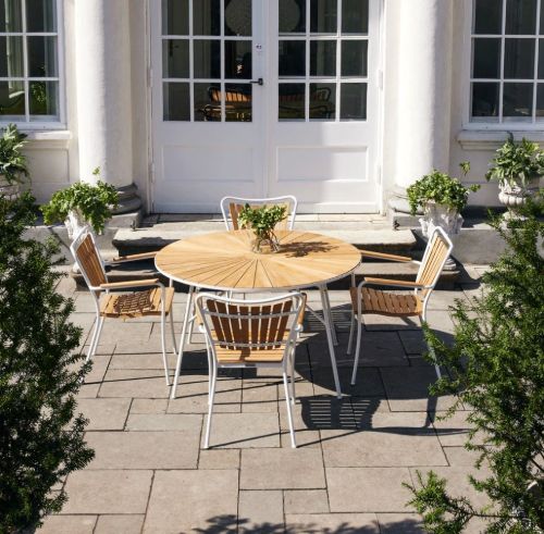 Mandalay Daisy Couchtisch Ø120 cm Inkl. 4 Gartenstühle Gartenmöbel-Set – Weiß/Teak