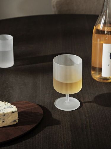 Ferm Living Ripple Weinglas 2er Set Ø: 7,5 cm - Milchglas
