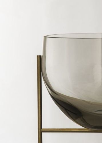 Audo Copenhagen Échasse Schüssel Groß Ø: 29,5 cm - Messing/Grünes Rauchglas