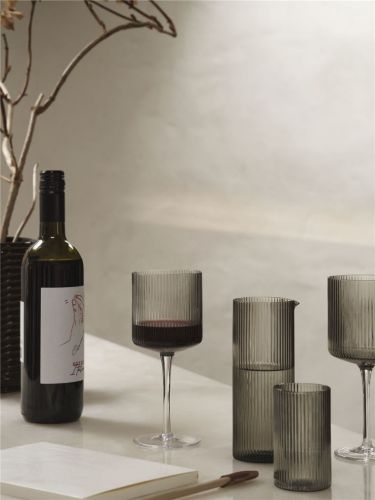 Ferm Living Ripple Rotweingläser H: 18,2 cm - 2er-Set - Rauchgrau