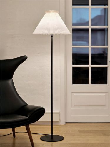 Le Klint 334 Stehleuchte Höhe H: 155 cm - Schwarz/Kunststoff 