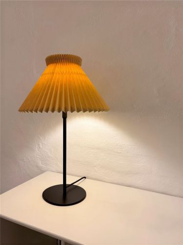 Le Klint 334 Tischleuchte Höhe H: 50 cm - Buttermilch 