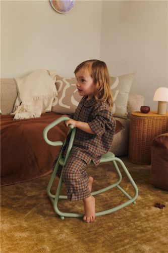 Ferm Living Lussi Schaukelpferd H: 53 cm - Pulverbeschichteter Stahl/Teegrün