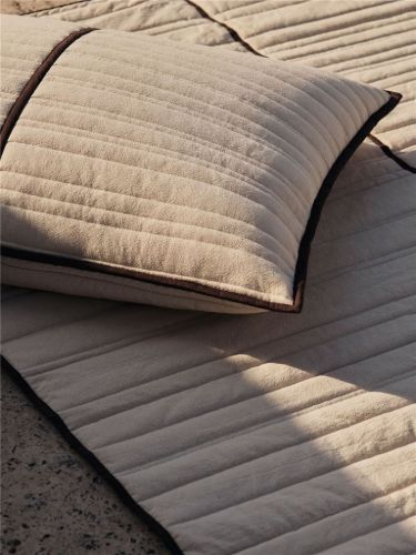Ferm Living Vari Gesteppte Tagesdecke, Einzelbett, 180 x 260 cm, Natur/Dunkelschokolade