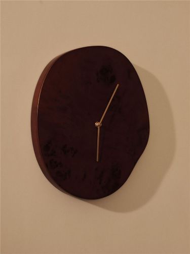 Ferm Living Melt Wanduhr 28x33 cm - Dunkel gebeiztes Wurzelholz