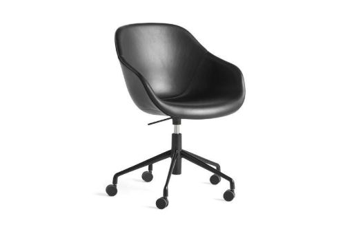 HAY AAC153 Vollgepolsterter Bürostuhl mit Rollen, SH: 56 cm – schwarzes Sense-Leder/schwarzes Aluminium

