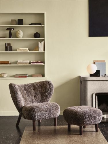 &Tradition Little Petra VB1 Lounge-Sessel – Geölte Eiche/Schafsfell Sahara

