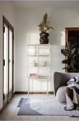 Ferm Living Haze Vitrine 155 x 70 cm – Schilfrohrglas/Kaschmir
