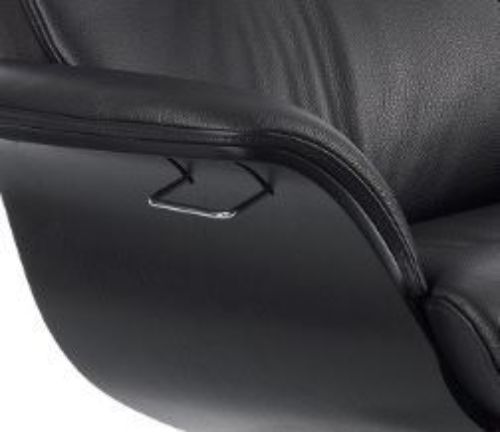 Conform Timeout Sessel mit hoher Rückenlehne inkl. Fußhocker SH: 45,5 cm – Schwarzes Fantasy-Leder mit schwarz gebeizter Eiche/schwarzem Aluminium