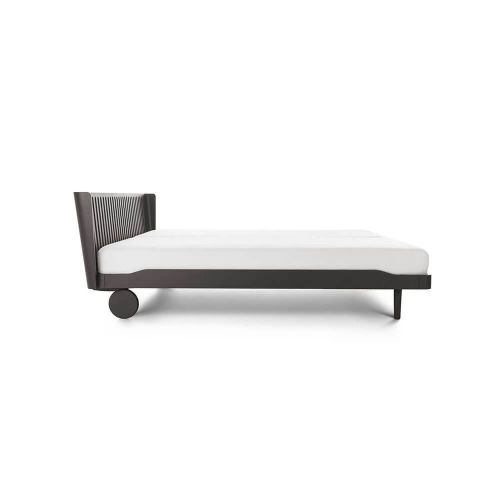 Auping Noa Bettgestell inkl. Gefrästes Kopfteil und hohe Räder 140x200 cm – Schokoladenbraun