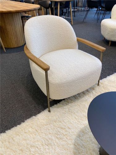 GUBI Sejour Lounge Chair Vollgepolstert W Armlehne SH: 35 cm – Eiche geölt / Dedar 001
