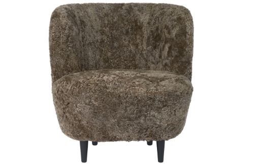 GUBI Stay Lounge Chair Vollgepolstert SH: 40 cm – Sahara/Schwarz gebeizte Eiche