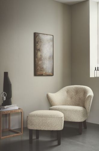 Audo Copenhagen Ingeborg Fußhocker H: 38 cm – Schaffell Moonlight/Räuchereiche