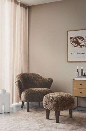Audo Copenhagen Ingeborg Fußhocker H: 38 cm – Schaffell Sahara/Räuchereiche
