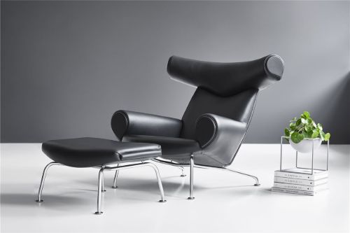 Fredericia Furniture Erik Jørgensen Wegner OX Ottoman H: 36 cm – Schwarzes Omni 301 Leder / Gebürstetes Chrom