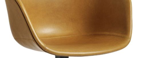 HAY AAC 21 About A Chair SH: 46 cm – Schwarz pulverbeschichtetes Aluminium/Sense Cognac