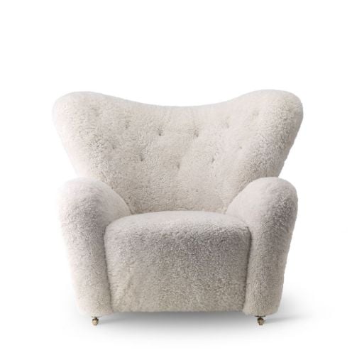 Audo Copenhagen The Tired Man Sessel SH: 38 cm – Schaffell Mondlicht/Natureiche