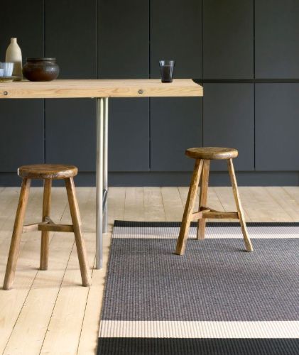 Woodnotes Panorama Teppich mit genähten Kanten 80 x 200 cm – Stein/Weiß