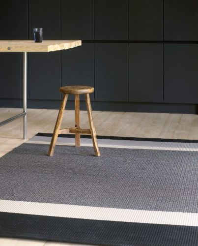 Woodnotes Panorama Teppich mit genähten Kanten 170 x 240 cm – Schwarz/Hellgrau