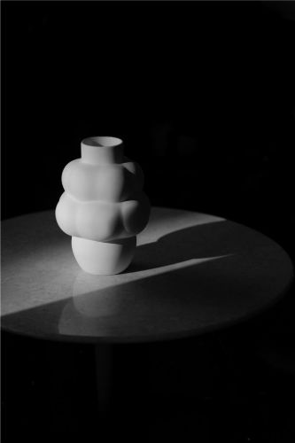 Louise Roe Ballonvase #04 Petit H: 18 cm – Rohweiß