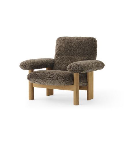 Audo Copenhagen Brasilia Lounge Chair SH: 39 cm – Natürliche Eiche/Schaffellwurzel