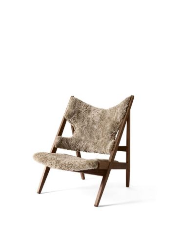 Audo Copenhagen Knitting Lounge Chair Sheepskin SH: 30 cm - Walnut Base/Sheepskin Curly Sahara