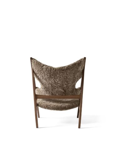 Audo Copenhagen Knitting Lounge Chair Schaffell SH: 30 cm – Gestell Walnuss/Schaffell Curly Sahara