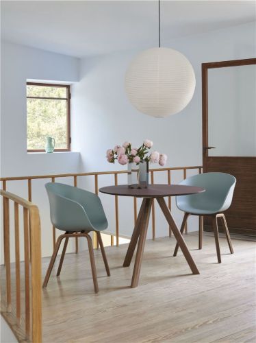 HAY CPH 20 Runder Tisch Ø: 120 cm – Lackiertes massives Walnussholz/Burgunderrotes Linoleum