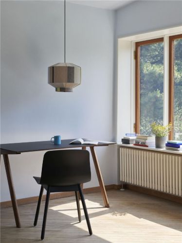 HAY CPH 90 Schreibtisch 130 x 65 x 74 cm – lackiertes massives Walnussholz/lackiertes Walnussfurnier