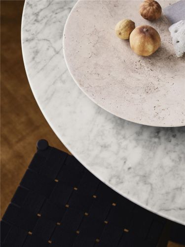 &Tradition In Between SK19 Esstisch Ø: 120 cm – Basis aus Bianco-Carrara-Marmor/Bronze