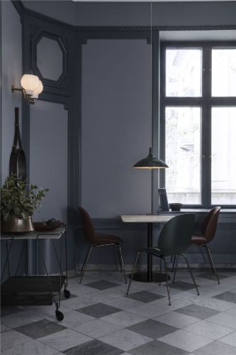 GUBI 1.0 Esstisch 60x60 cm - Sockel aus weißem Carrara-Marmor/Messing
