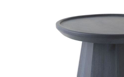 Normann Copenhagen Pine Table Large H: 44,6 x Ø: 65 cm – Dunkelblau

