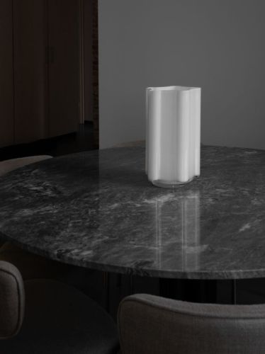 Louise Roe Funki Vase, abgerundet, H: 34 cm – Opalweiß