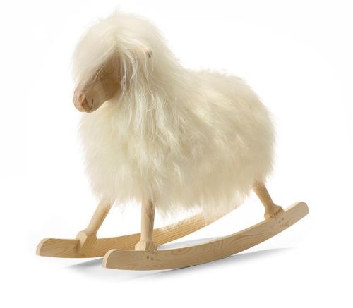 Udgået hos lev. Povl Kjer Rokkefår Gyngehest Hvid lang uld. H: 60cm (sæde 40 cm) B: 25cm L: 85cm. OUTLET