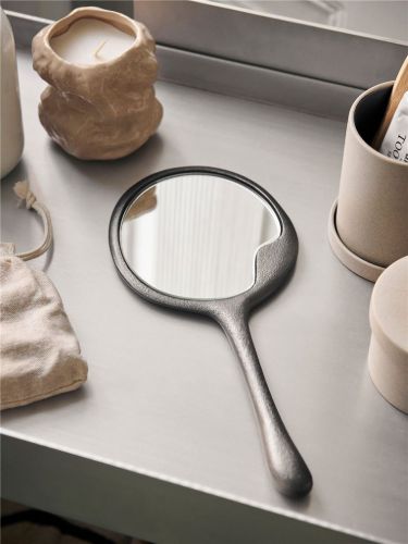 Ferm Living Lava Handspiegel 12,7x29 cm - Geschwärztes Aluminium
