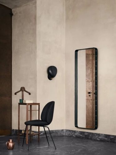 GUBI Adnet Wandspiegel rechteckig 70x180 cm - Schwarzes Leder