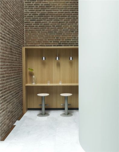 Normann Copenhagen Pole Barhocker H: 65 cm – Grauer Stahl/Kiefer