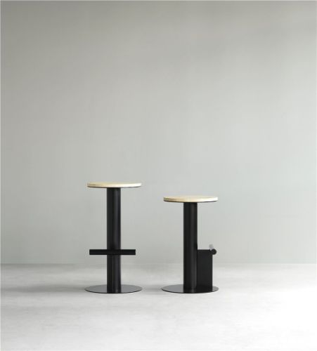 Normann Copenhagen Pole Barhocker H: 65 cm – Schwarzer Stahl/Kiefer