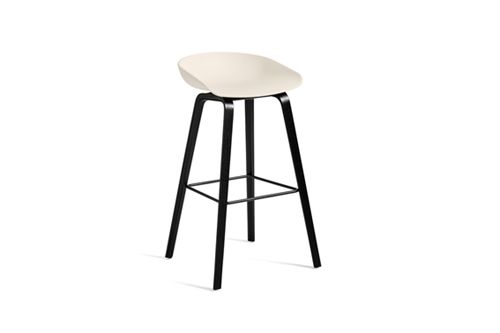 HAY AAS32 Barstol High SH: 74 cm - Black Lacquered Oak Veneer / Cream White / Footrest Black Powder Coated Steel