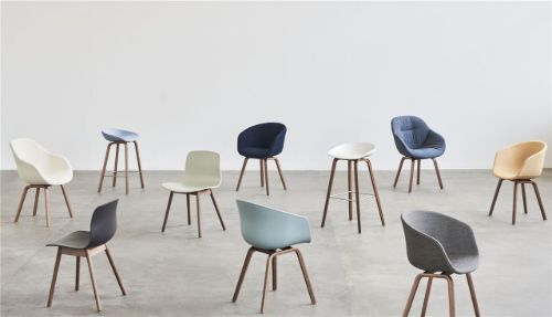 HAY AAS 33 Barhocker niedrig gepolstert SH: 65 cm – Sense Schwarz/Walnuss