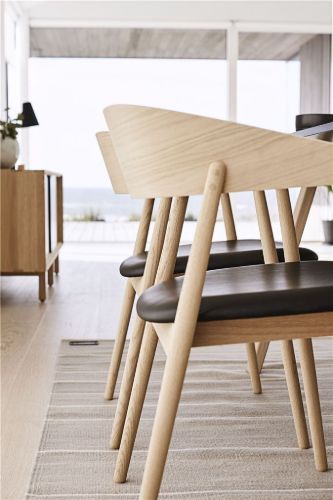 Andersen Furniture AC2 Stuhl SH: 43,5 cm 4er-Set – Lackierte Eiche/Schwarzes Leder
