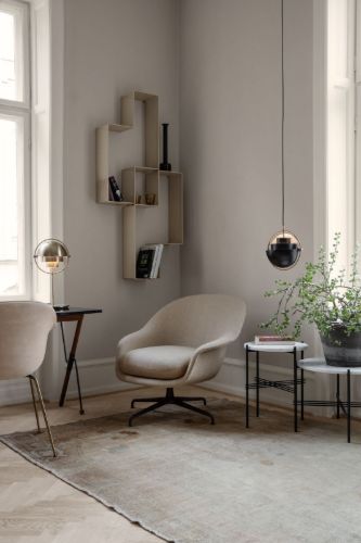 GUBI Multi-Lite Pendelleuchte Ø: 36 cm Messingsockel – Schirm in Anthrazitschwarz