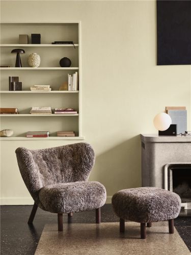 &Tradition Little Petra VB1 Loungechair & ATD1 Pouf - Geöltes Walnussholz/Schafsfell Sahara